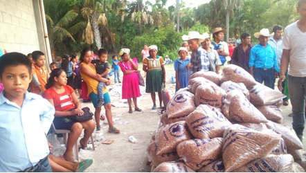Familias de distintas regiones reciben apoyo de alimentos para dos meses. (Foto Prensa Libre: Cortesía Sesan)