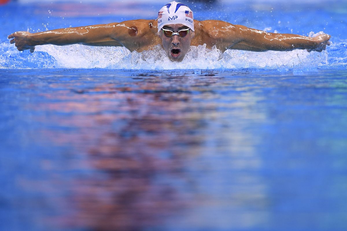 El estadounidense Michael Phelps en plena competencia de los 200 metros en el Estadio Acuático de Río de Janeiro. (Foto Prensa Libre:AFP)