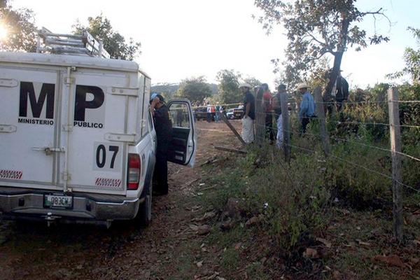 El cadáver fue encontrado en un un terreno de la aldea Los Izotes. (Foto Prensa Libre: Hugo Oliva)