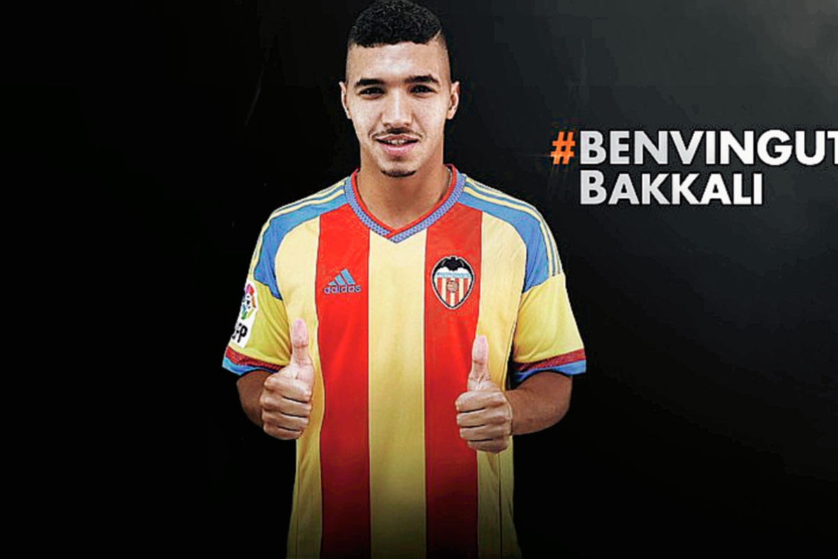 Así dio la bienvenida el Valencia al jugador belga. (Foto Prensa Libre: VALENCIACF.COM)