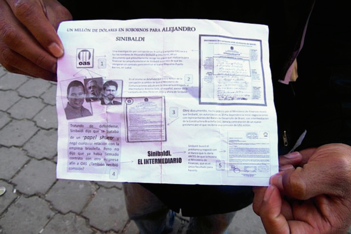 Vecinos muestran panfletos lanzados en contra de Alejandro Sinibaldi, en Tecpán Guatemala, Chimaltenango. (Foto Prensa Libre: José Rosales)