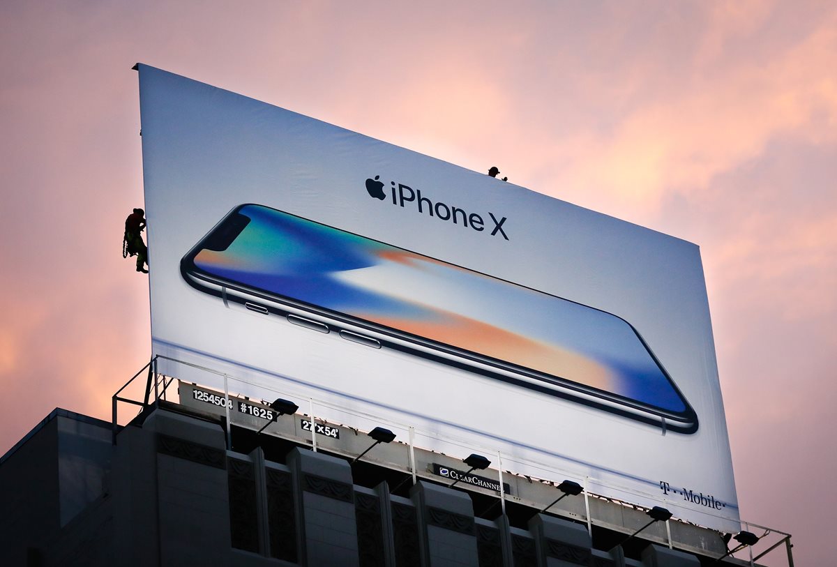 Apple anunció que sus ganancias aumentaron más de 30% en el último trimestre gracias al alza del precio de venta del iPhone. (Foto Prensa Libre: AFP)