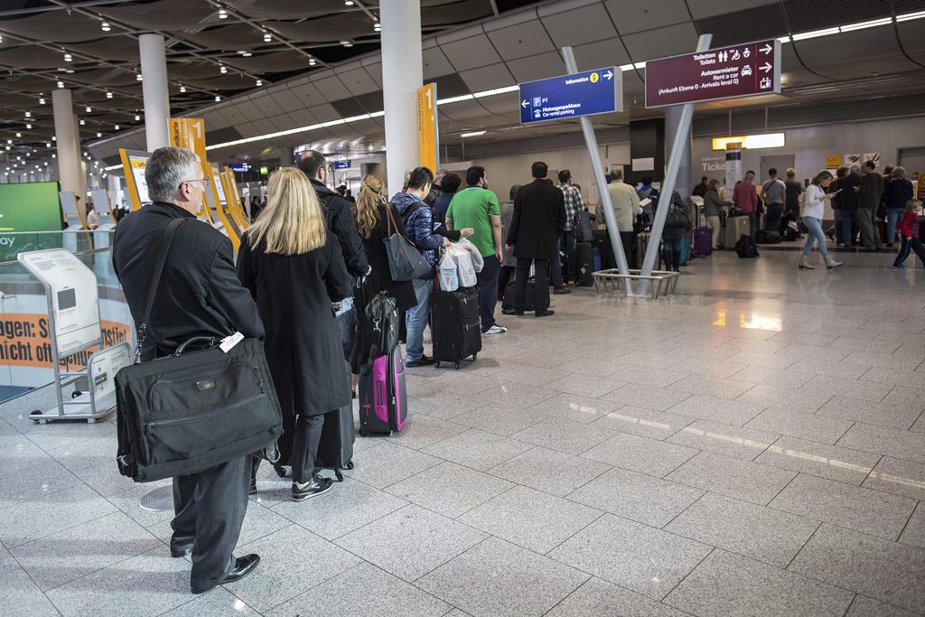 Miles de viajeros fueron afectados por la cancelación de los vuelos. (Foto Prensa Libre: EFE)