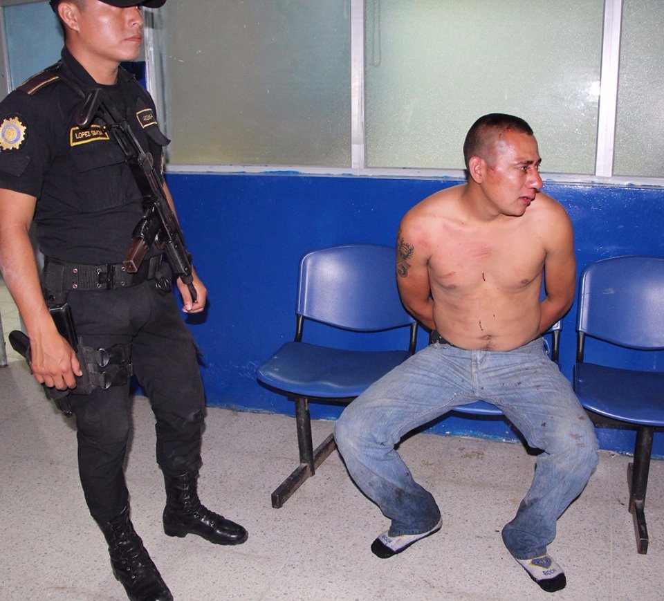 Salvador Antonio Lemus Santiago, de 25 años, es capturado en San Pedro Pinula, sindicado de haber arrollado a siete personas. (Foto Prensa Libre: PNC)