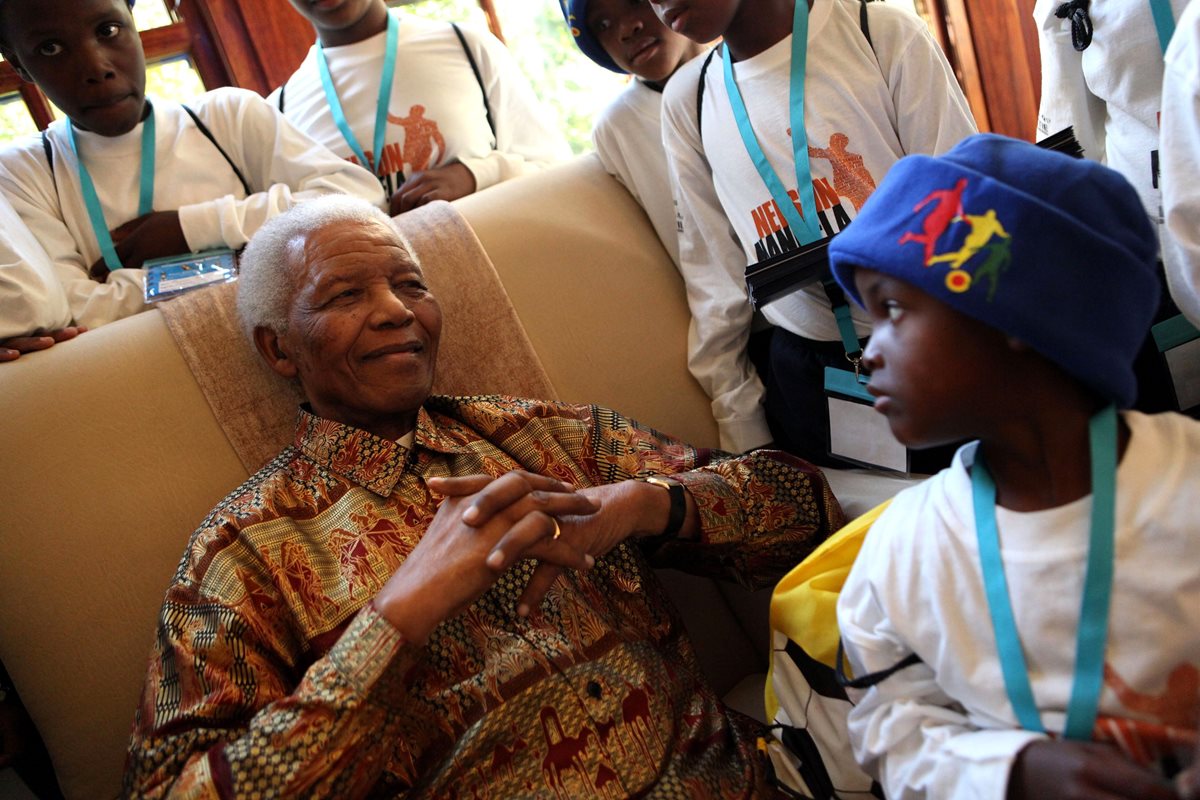 Nelson Mandela, líder sudafricano y Premio Nobel de la Paz 1993, es agasajado por niños de Sudáfrica. (Foto: Hemeroteca PL)
