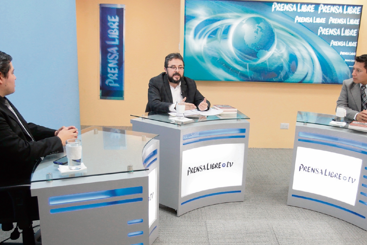 RICARDO SÁENZ de Tejada, al centro, conversa con los periodistas Carlos Álvarez y Álex Rojas, durante el programa.