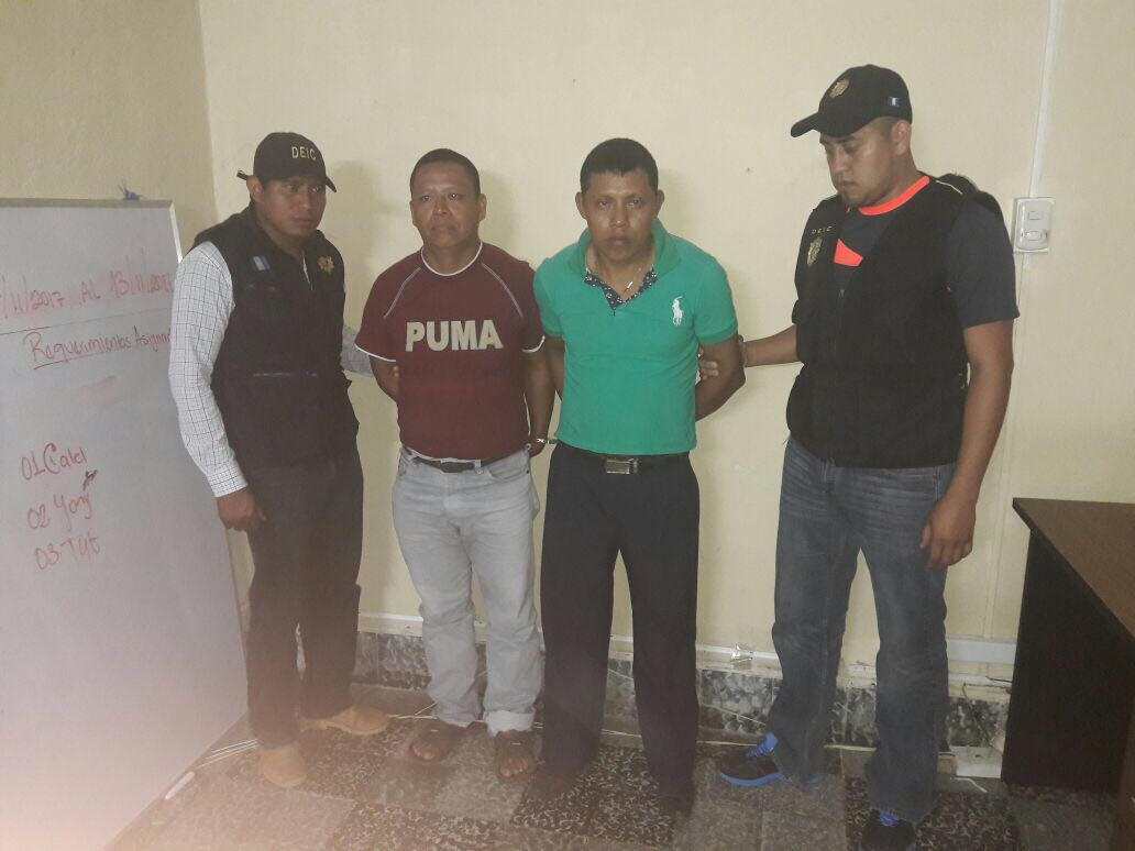 Los dos hombres detenidos fueron trasladados a un juzgado de Cobán. (Foto Prensa Libre: PNC).