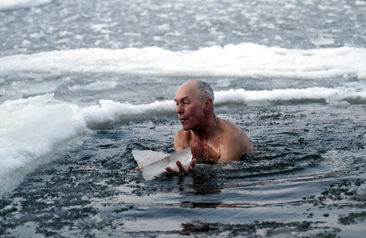 Un ortodoxo se sumerge en agua helada para celebrar la Epifanía del Señor. (Foto Prensa Libre: AP).