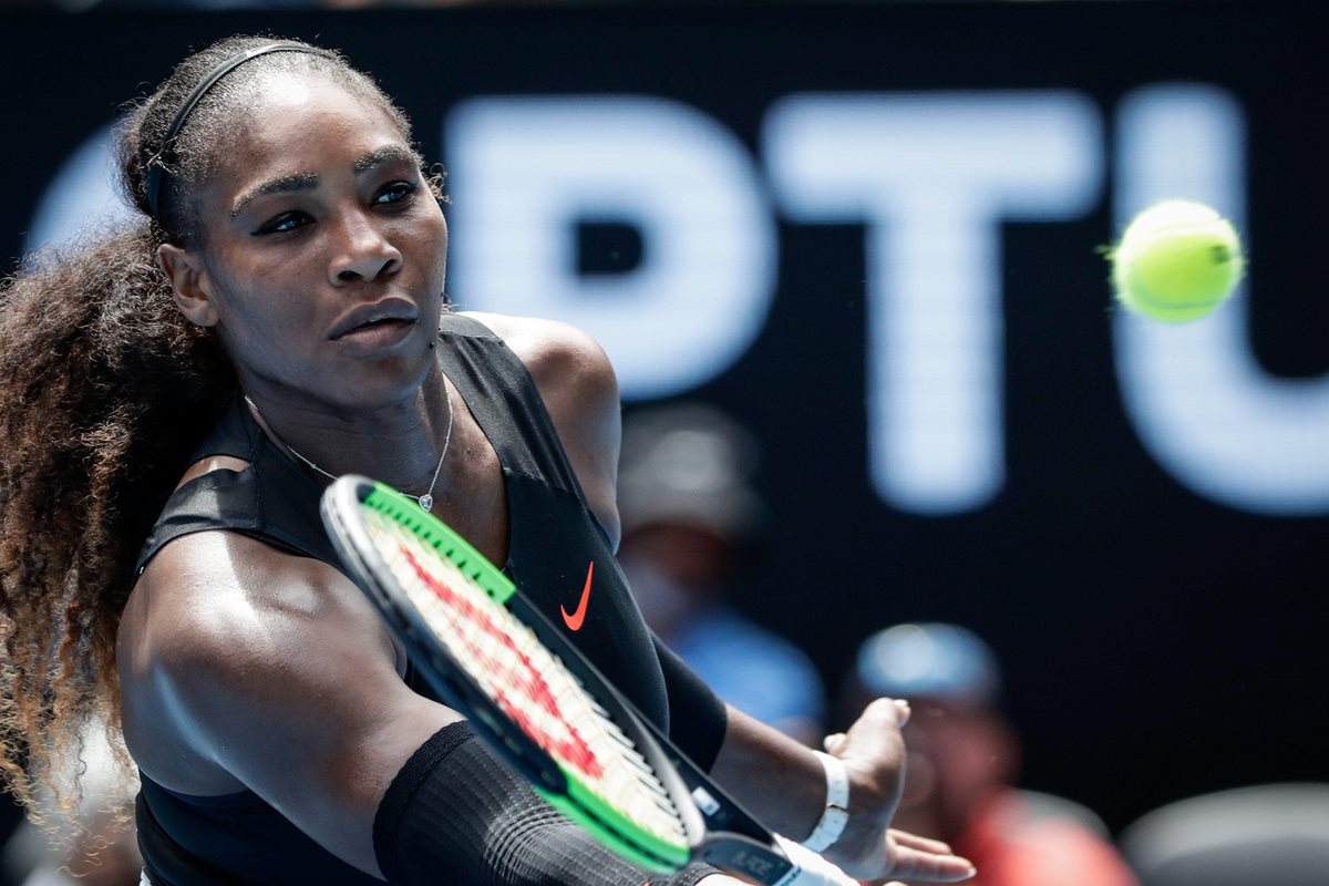 La estadounidense Serena Williams avanzó a cuartos de final del Australia Open después de vencer a Barbora Strycova de República Checa. (Foto Prensa Libre: EFE)