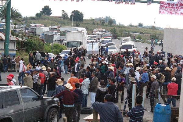 pobladores cierran el paso en  el km 148 de la  ruta Interamericana.