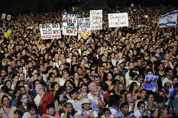 Decenas de miles de personas se reunieron este domingo en una plaza del centro de Tel Aviv para pesir la liberación de tres estudiantes israelíes. (Foto Prensa Libre/ AP)