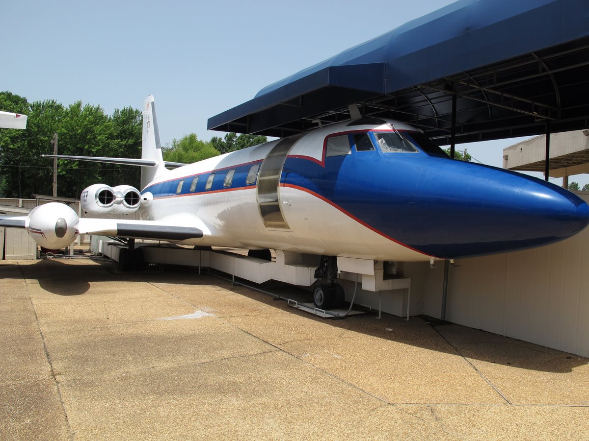 El Hound Dog II, es uno de los aviones que se exhiben en Graceland en Memphis. (Foto Prensa Libre: AP)