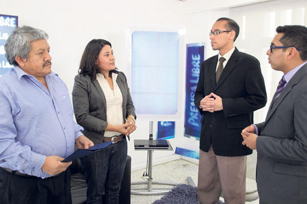 Florentín Martínez, director del Ceur, y Susy Girón, encargada de gestión de riesgos en la Conred, conversan con los periodistas Geovanni Contreras y Ben Kei Chin.