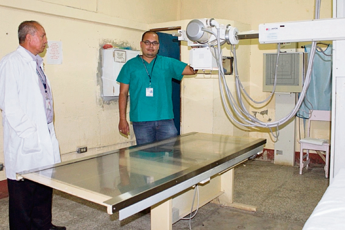 El director del hospital de Melchor de Mencos muestra aparato de rayos X que fue reparado por la Brigada Médica Cubana.