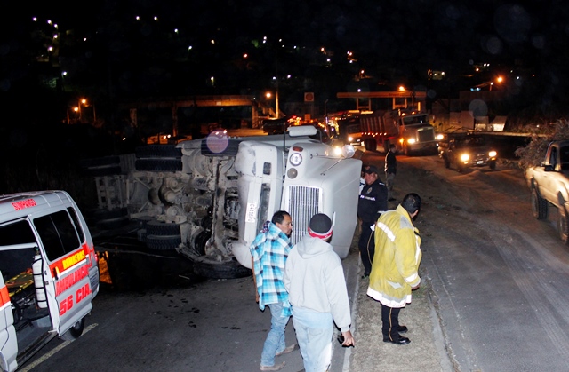 El tráiler quedó atravesado en la doble carril de la vía que lleva al occidente. (Foto Prensa Libre: Víctor Chamalé)