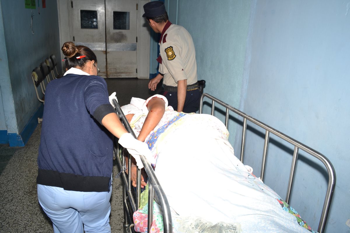 Nohemí del Rosario Mancilla García, de 22 años y que se encuentra embarazada es trasladada a un centro asistencial. (Foto Prensa Libre: Víctor Gómez)