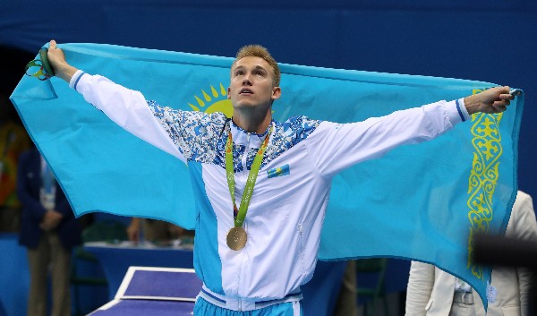 Dmitriy Balandin suspira con la medalla de oro en el pecho, en los Olímpicos de Río 2016. (Foto Prensa Libre: AP)