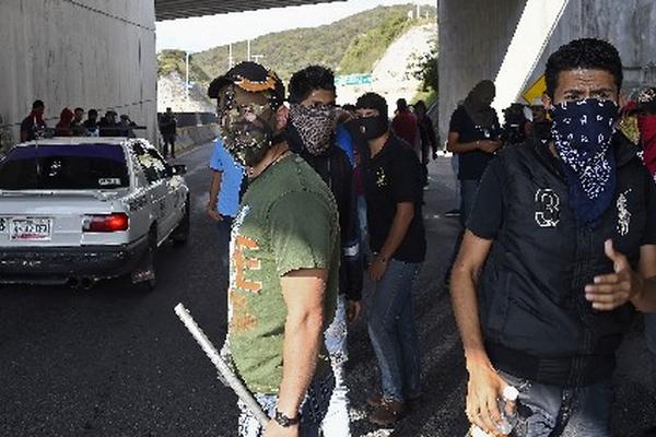 Protestas por la crisis política mexicana en Acapulco, continúan desde el domingo. (Foto Prensa Libre: AFP)