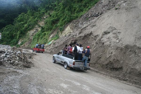 Vehículos transitaban esta tarde en La Catarata en el km 144.5 de la ruta entre Sololá y Pana. (Foto Prensa Libre: Édgar Sáenz)<br _mce_bogus="1"/>