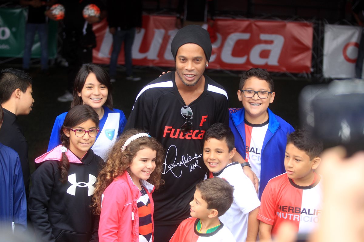 Ronaldinho mostró su futbol en Guatemala. (Foto Prensa Libre: Carlos Vicente)