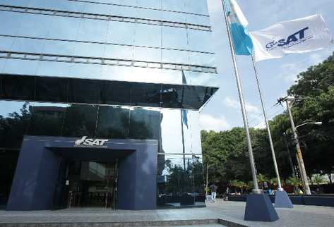En la SAT fueron despedidos  al menos 20 empleados confirmados, aunque se conoció de otros 45 destituidos,  en forma extraoficial.