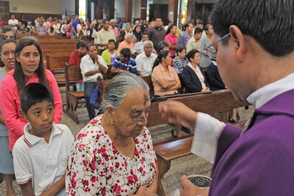 La imposición de la cruz de ceniza marca el comienzo de la Cuaresma en Guatemala. (Foto Prensa Libre: Hemeroteca PL)
