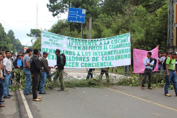 Bloqueo por cardamomeros en  el  km 209,  entrada a Cobán, Alta Verapaz.