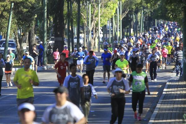 Participantes en la carrera  contra  la desnutrición recorren  la Avenida de las Américas.