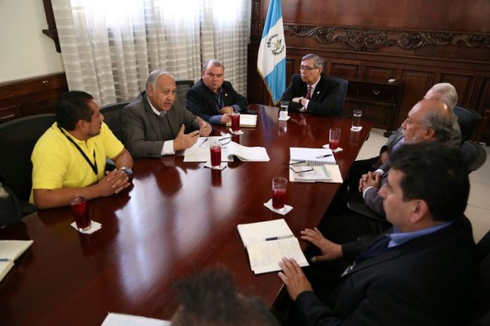 Gobierno y transportistas alcanzan acuerdo y se suspende el paro del transporte pesado anunciado para el próximo martes. (Foto Prensa Libre: Vicepresidencia)