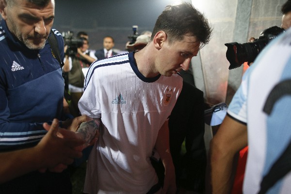 Lionel Messi es perseguido por los aficionados en cualquier lugar que asista. (Foto Prensa Libre: AP)