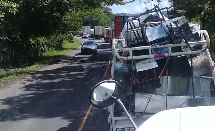 Luego del ataque contra Byron Mauricio Archila Morales, el tránsito vehicular se vio afectado en Gualán, Zacapa. (Foto Prensa Libre: Mario Morales)