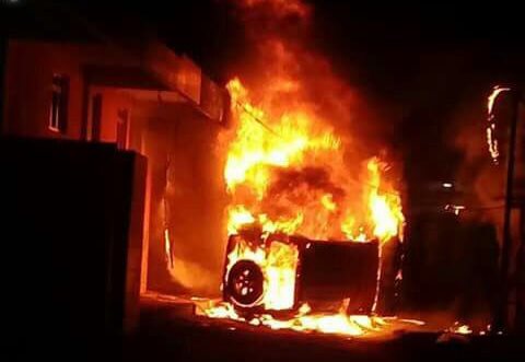 El vehículo incendiado por una turba. (Foto: Tomada de internet)