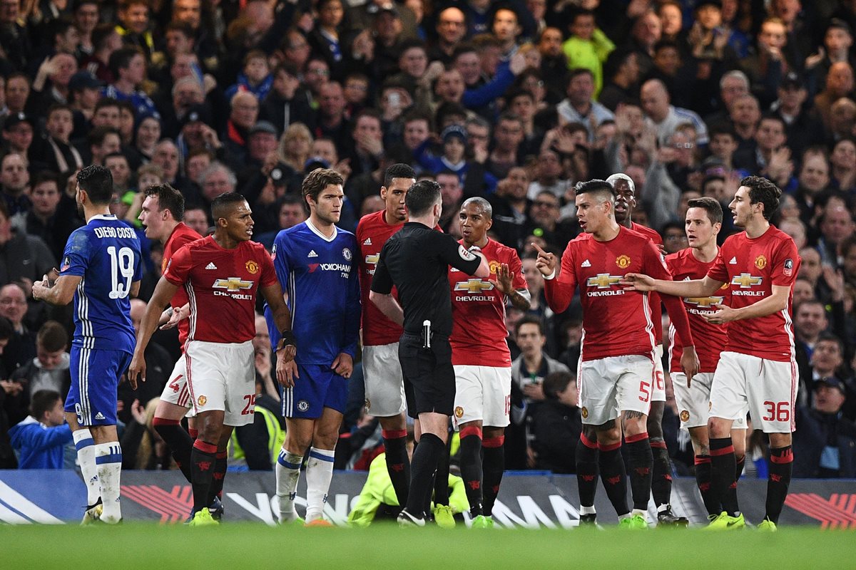 Jugadores del Mánchester United protestan una decisión arbitral durante el juego de cuartos de final de la Copa de Inglaterra contra el Chelsea. (Foto Prensa Libre: AFP).