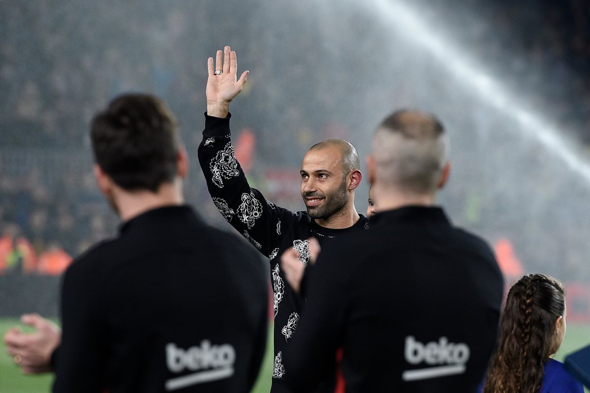 Javier Mascherano recibió una despedida emotiva del FC Barcelona. (Foto Prensa Libre: AFP)