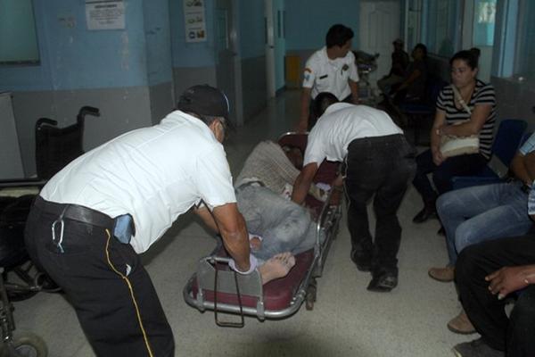 Édgar Vicente Castro fue llevado al Hospital Nacional de Jalapa. (Foto Prensa Libre: Hugo Oliva).