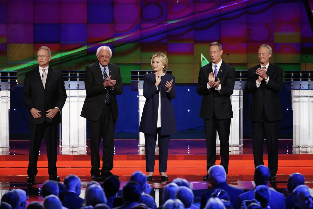 Los candidatos presidenciales demócratas en el inicio del debate este martes. (Foto Prensa Libre: AP).