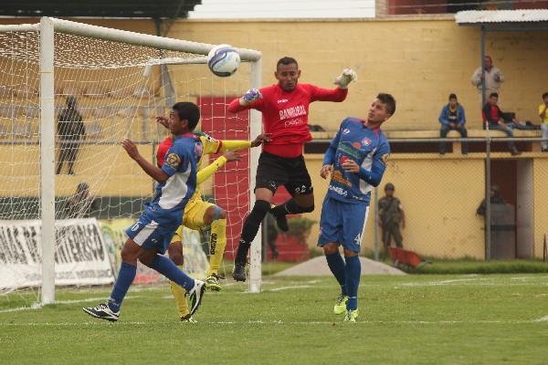 El portero de Mictlán, Donaldo Morales, rechaza el balón. (Foto Prensa Libre: Aroldo Marroquín)