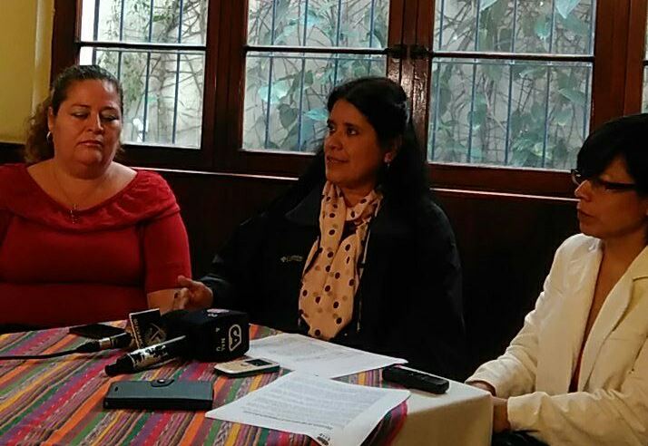 Lin Valenzuela, presidenta de Asopprevi(centro), señaló que podría haber tráfico de influencias en aprobación de ley (Foto Prensa Libre: Geldi Muñoz)
