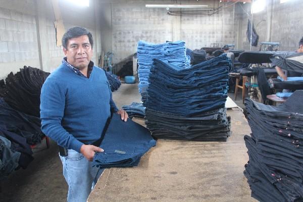 El empresario Rubén Hernández muestra parte de la producción de su  fábrica  de prendas de vestir.