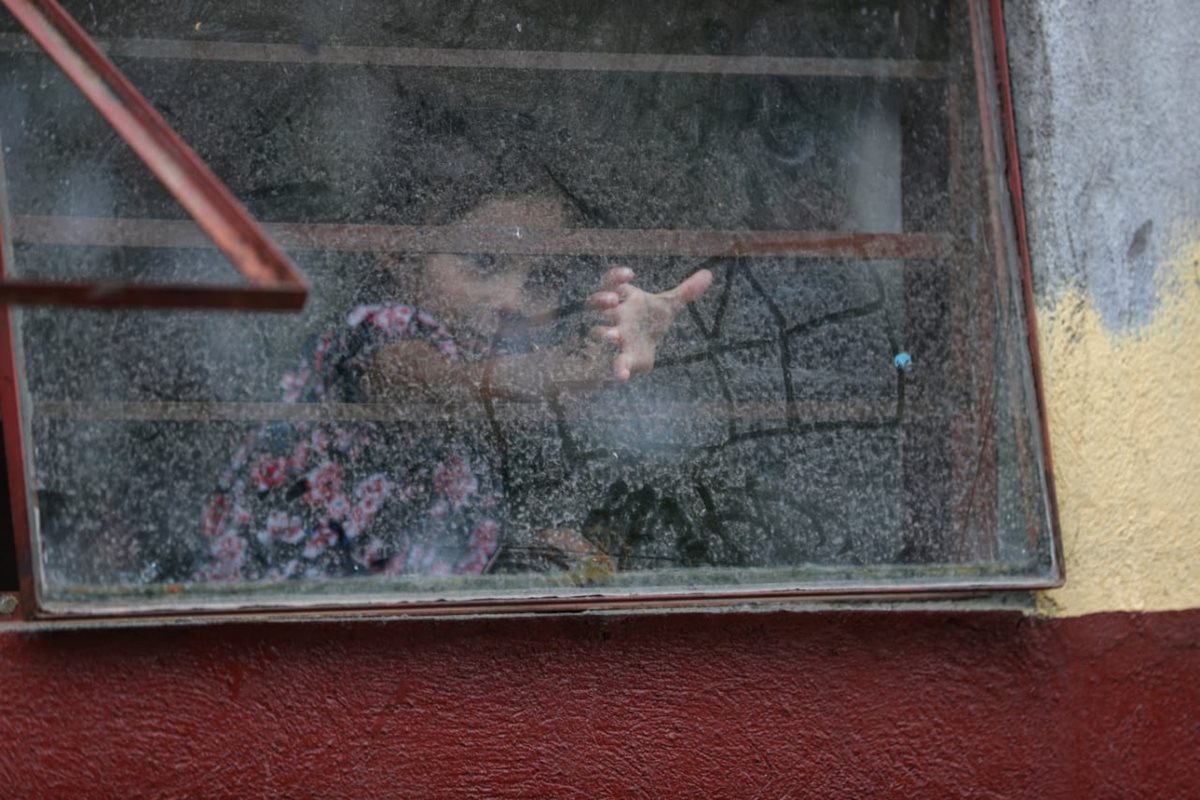 Jakelinne Victoria Chajil es una niña que se convirtió en víctima del volcán. (Foto Prensa Libre: Carlos Hernández)