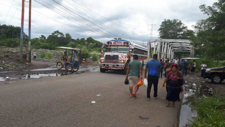 Por unas ocho horas estuvo tapado el paso en el km 178 de la ruta a suroccidente. (Foto Prensa Libre: Rolando Miranda).
