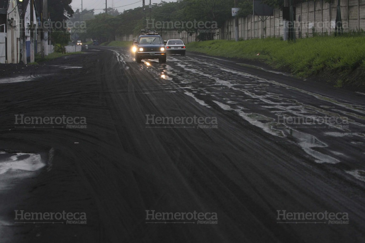 Varios municipios amanecieron cubiertos de material volcánico.