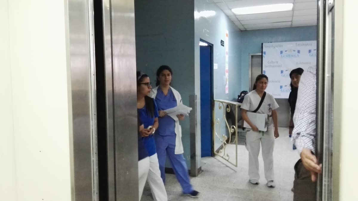 Entre 3 y 5 minutos deben esperar para que un ascensor llegue al primer nivel del hospital. (Foto Prensa Libre: Roni Pocón)