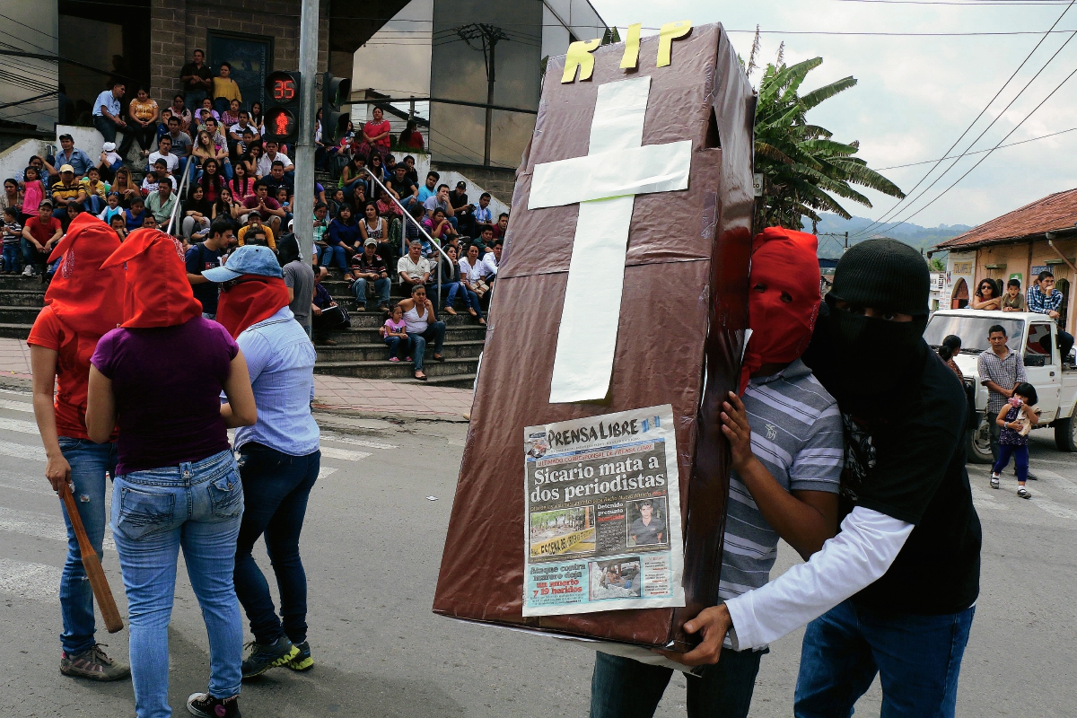 Universitarios de Cobán piden justicia por el  reciente asesinato de periodistas en Suchitepéquez. (Foto Prensa Libre: Eduardo Sam)