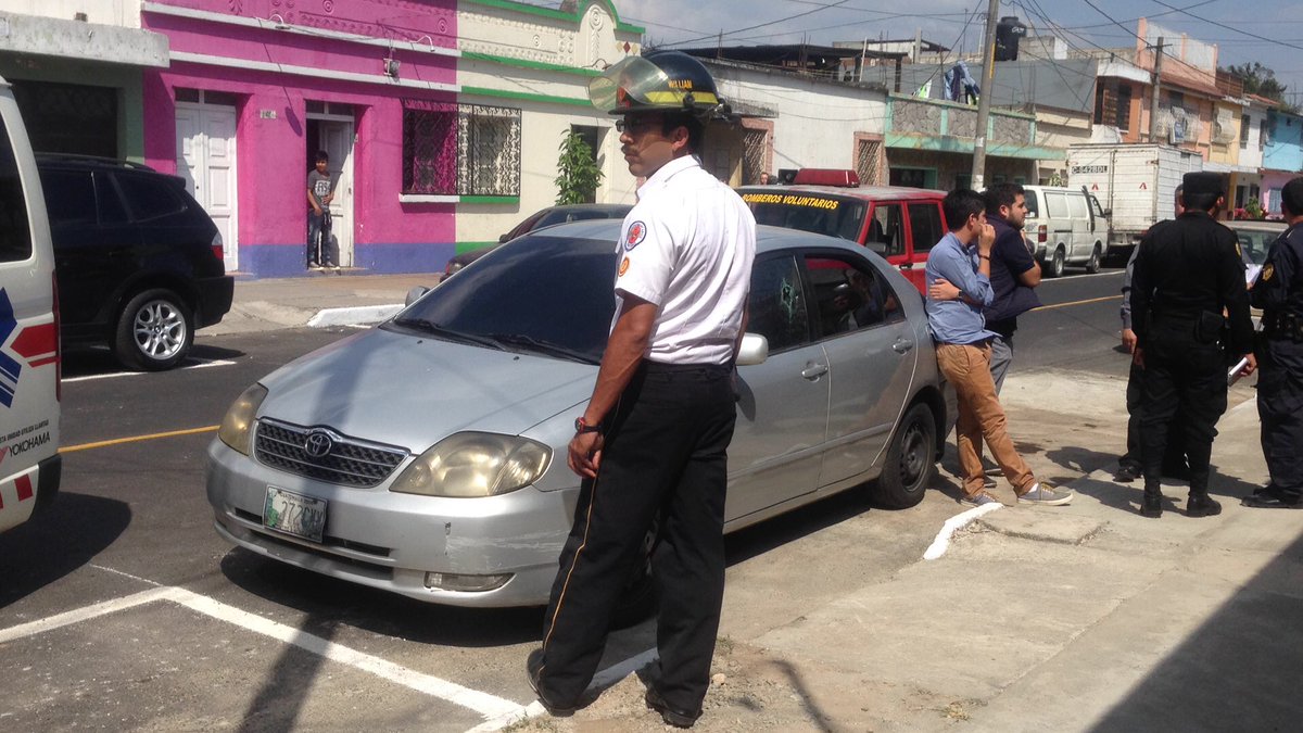 Vehículo que conducía Brenda Liseht Montúfar Muñoz. Foto Prensa Libre: Bomberos Voluntarios.