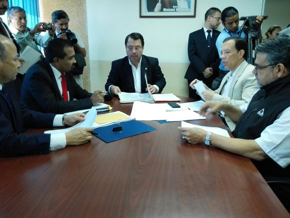 Los comisionados durante la reunión la mañana de este viernes en la oficina del diputado Salvador Baldizón. (Foto Prensa Libre: E. Bercián)