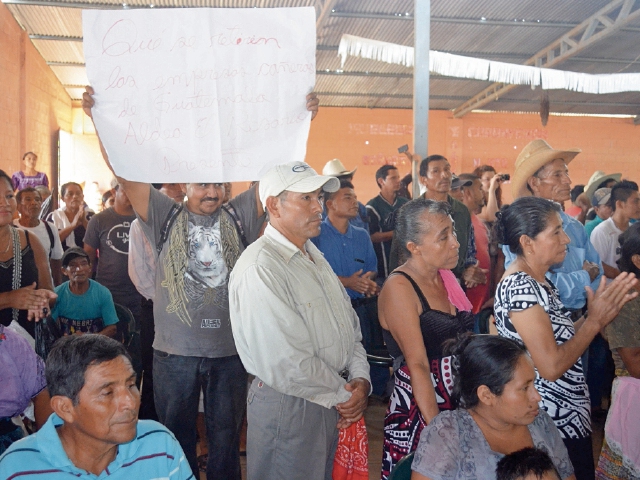 Vecinos de varias comunidades de Champerico dan ultimátum a empresas cañeras. (Foto Prensa Libre: Jorge Tizol).