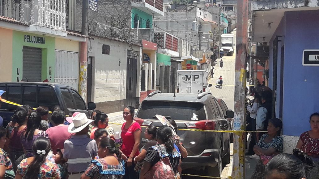Hecho armado en juzgado de Paz de San Andrés Itzapa deja una mujer muerta y juez herido