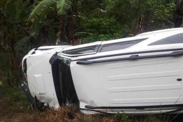 El diputado Julián Tesucún y su piloto salieron ilesos tras volcar la camionetilla en que viajaban en San Luis, Petén. (Foto Prensa Libre: Rigoberto Escobar)<br _mce_bogus="1"/>