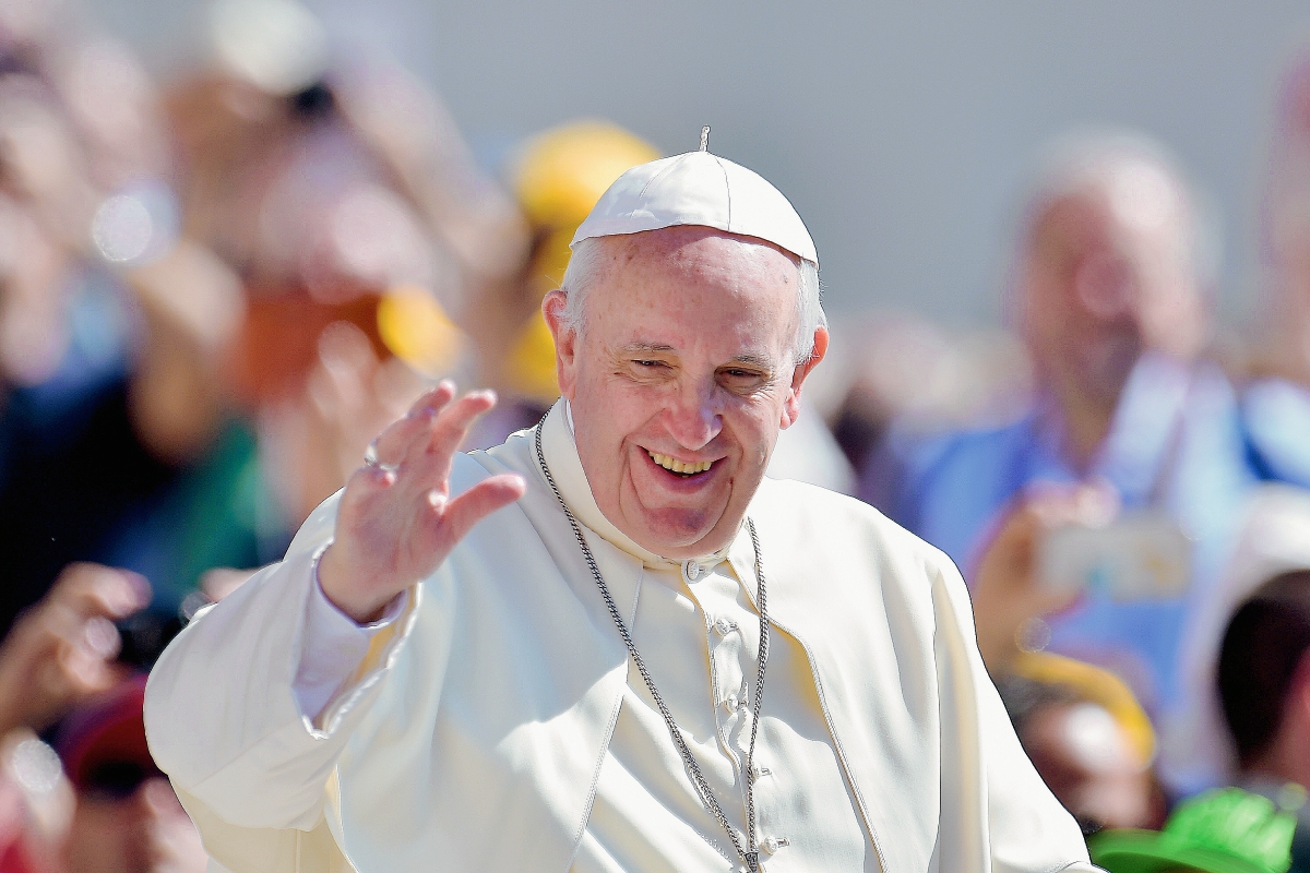 El papa Francisco saluda a la multitud a su llegada a la audiencia general en la plaza de San Pedro en el Vaticano. (Foto Prensa Libre:AFP).